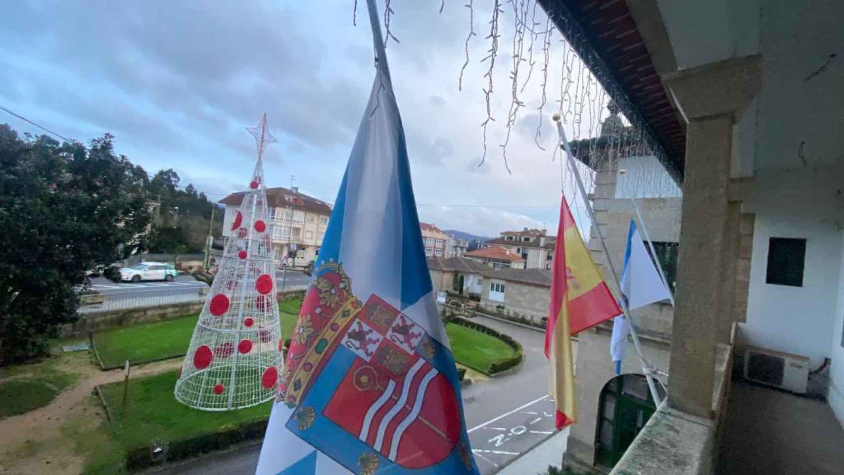 Banderas a media asta en la casa consistorial de Nigrán (Pontevedra).