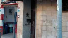 La fachada de Compromís en Alicante amanece con pintadas fascistas, en una imagen compartida en redes sociales.