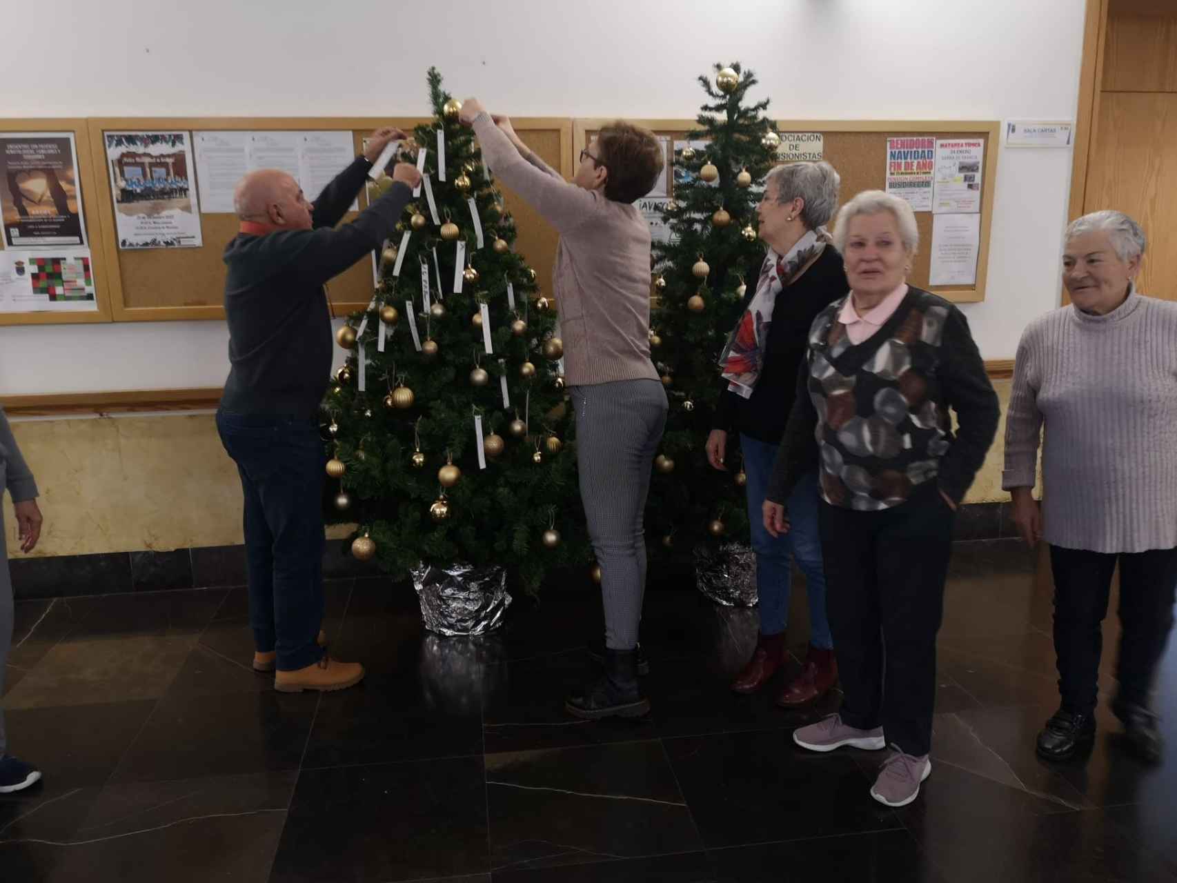 Los mayores de Santa Marta decoran su árbol