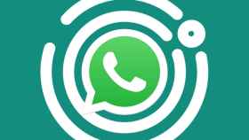 Fotomontaje con el icono de los estados de WhatsApp y su logo.