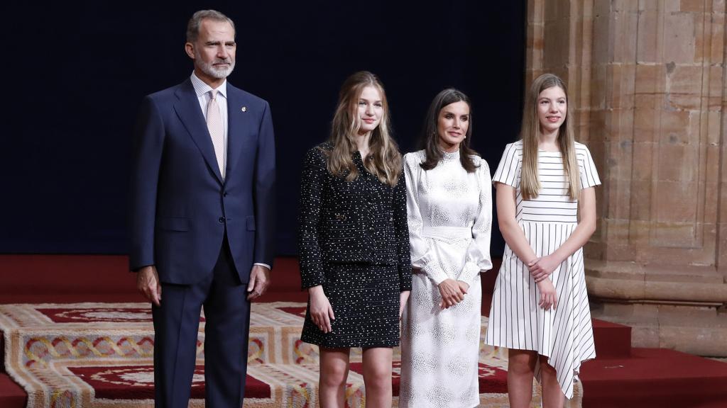 Los reyes de España, Felipe VI y Letizia, junto a sus hijas, Leonor y Sofía, en los Premios Princesa de Asturias, el pasado mes de octubre.