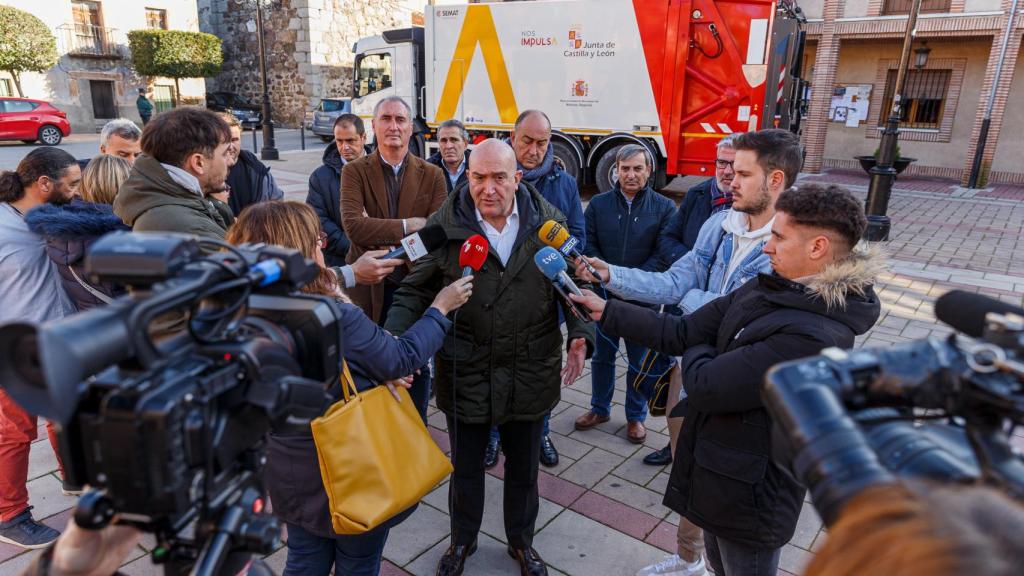 El consejero de la Presidencia, Jesús Julio Carnero, entrega un vehículo a la Mancomunidad de municipios del Malucas para la recogida de residuos sólidos urbanos