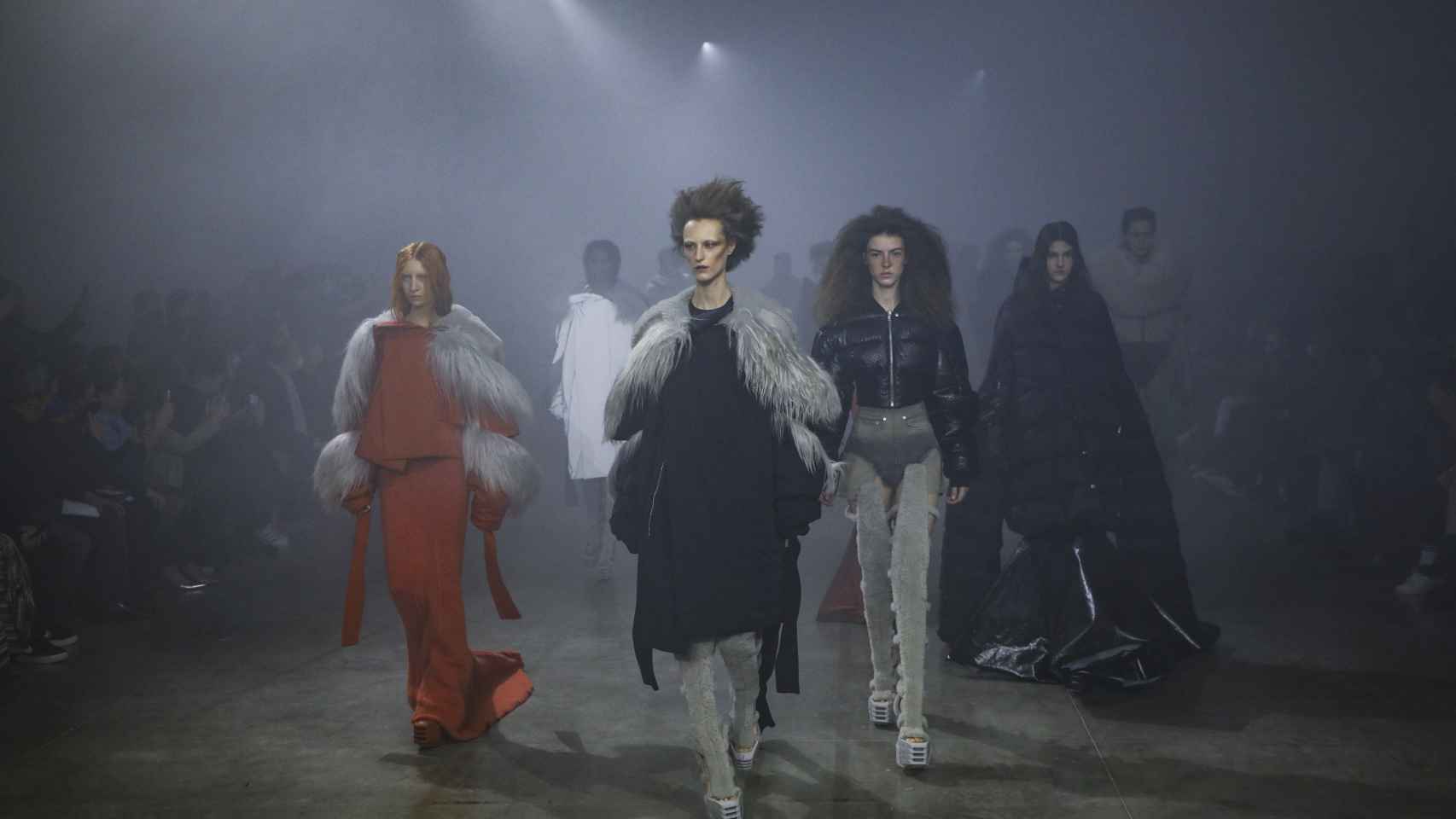 Unas modelos lucen la colección de Rick Owens, presentada durante la Semana de la Moda de París, el jueves 3 de marzo de 2022.