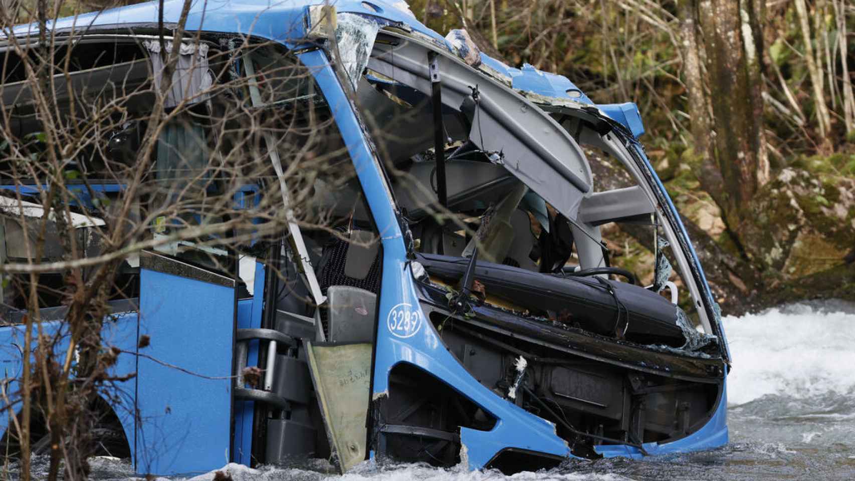 Imagen del autobús tras caer desde una altura de 30 metro al río Lérez.