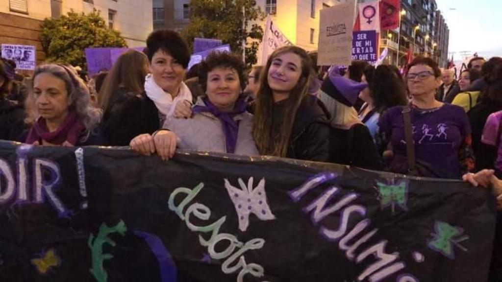 María Salmerón junto a su hija Miriam en una manifestación.