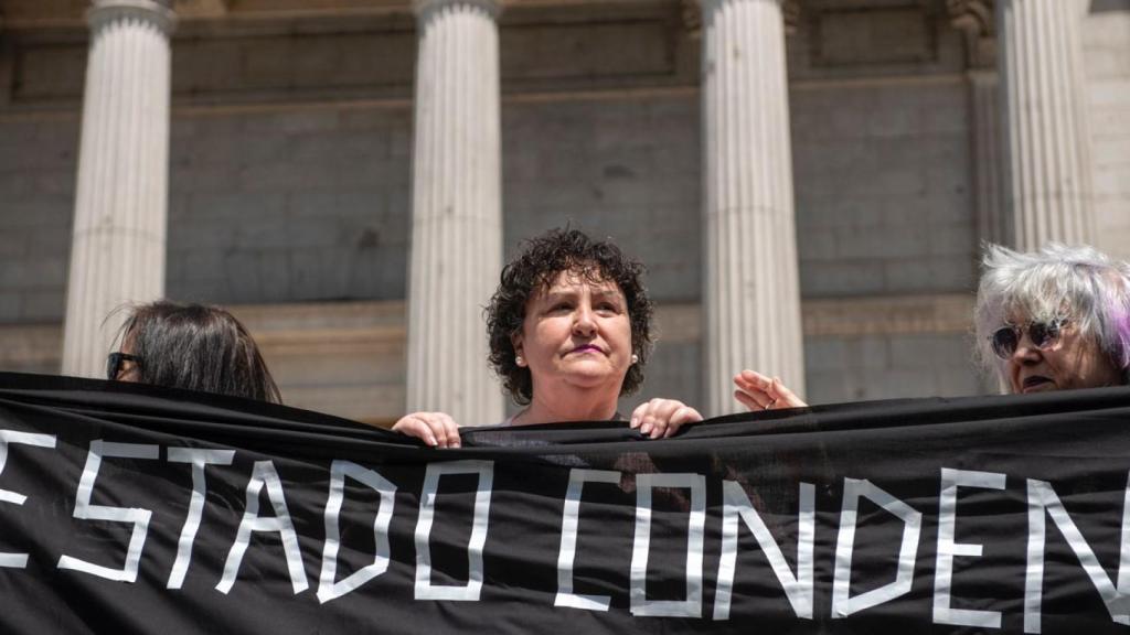 María Salmerón delante del Congreso de los Diputados.