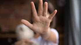 Una niña hace un gesto de rechazo con la mano, en una imagen de archivo.