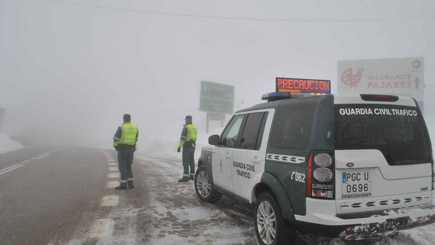 Control de la Guardia Civil de Tráfico durante una nevada