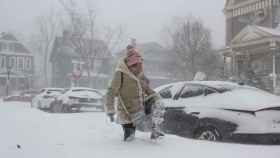 Una residente de Buffalo, Nueva York, sale a la calle en plena nevada.
