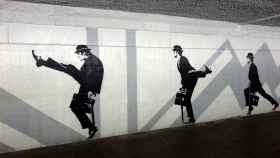 Un grafitti con los andares tontos de los Monty Python.