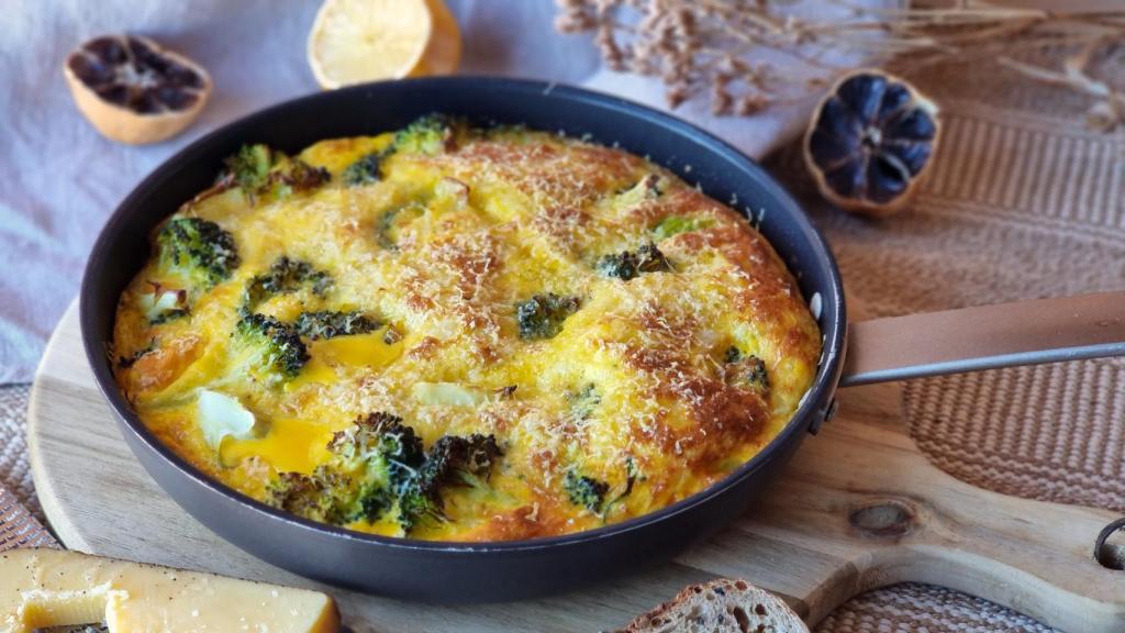 Tortilla de brócoli y queso cheddar, en homenaje a la frittata italiana