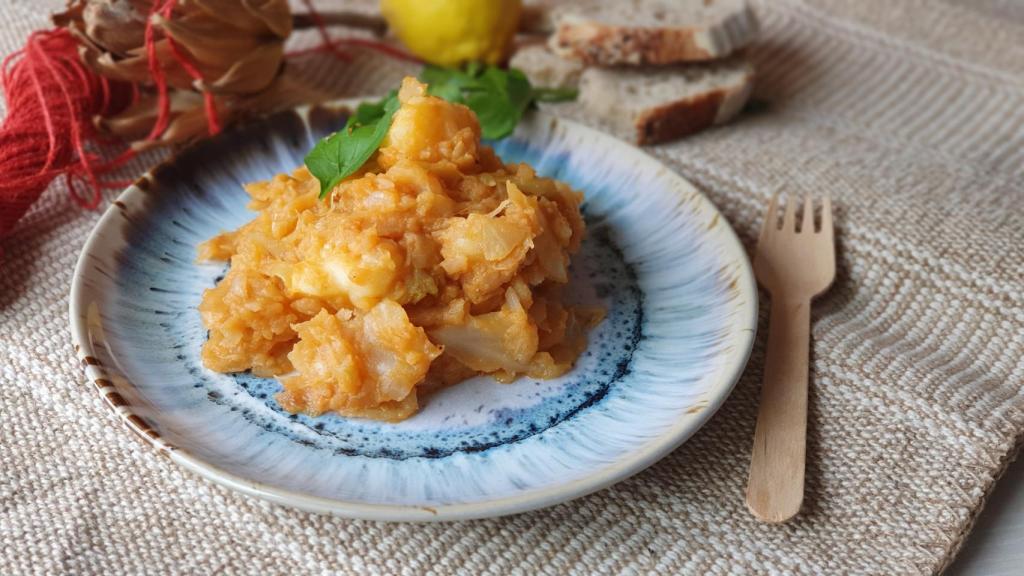 Repollo rehogado con patata y pimentón, una receta que te prepararía tu abuela