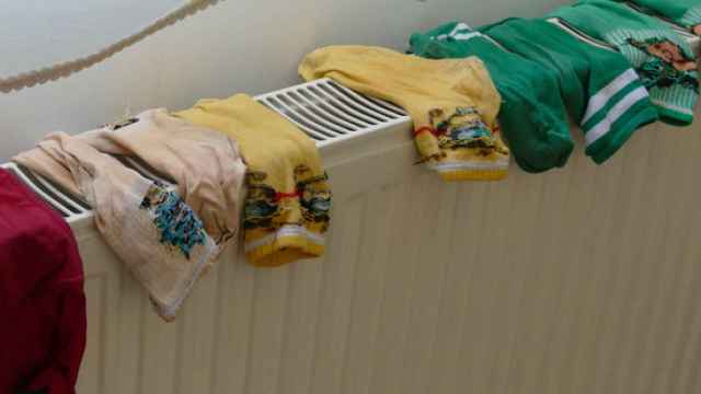 La razón por la que secar tu ropa en el radiador es una mala idea.