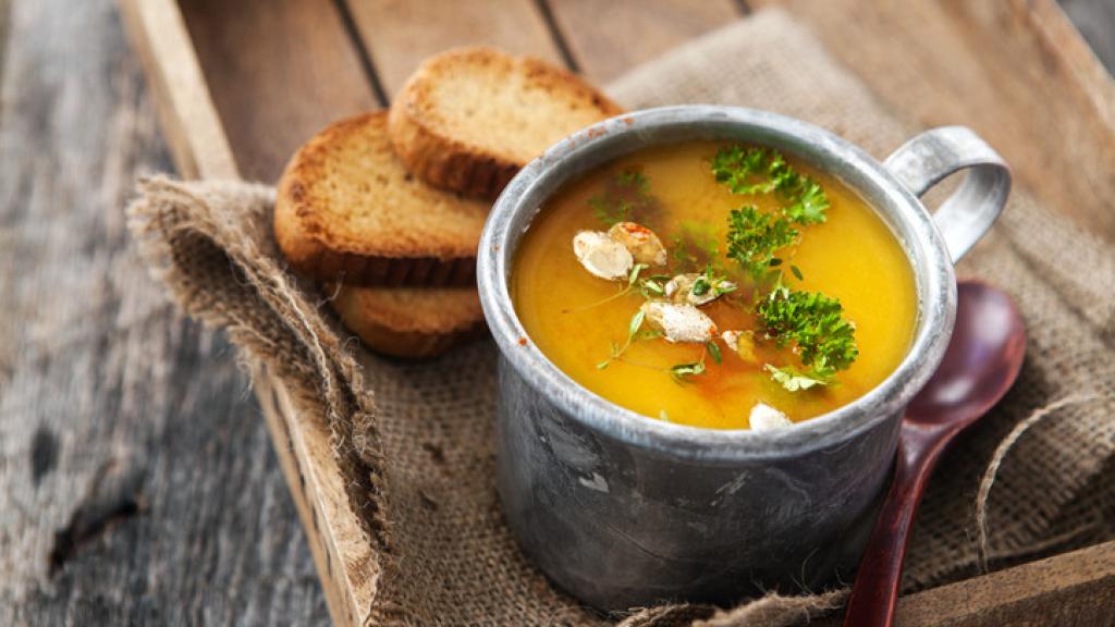 Imagen de una sopa de ajo.