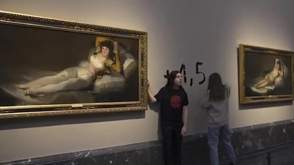 Los activistas de Futuro Vegetal durante su ataque a las 'Majas' de Goya en el Museo del Prado. Foto: EFE