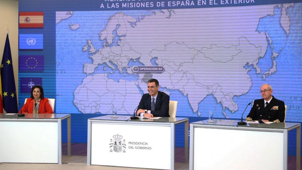 El presidente del Gobierno, en la tradicional videoconferencia navideña con las unidades en el exterior, junto a la ministra de Defensa, Margarita Robles, y el Jefe del Estado Mayor de la Defensa, Teodoro Esteban López Calderón.