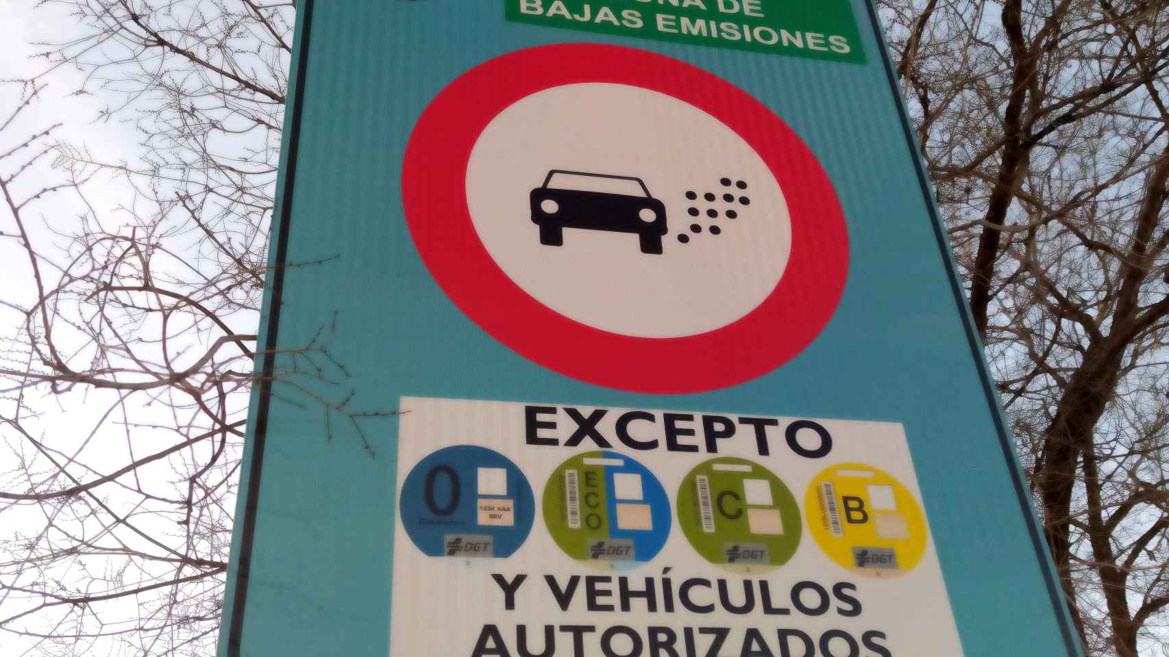 Señal que anuncia una entrada a la Zona de Bajas Emisiones (ZBE) de Madrid.