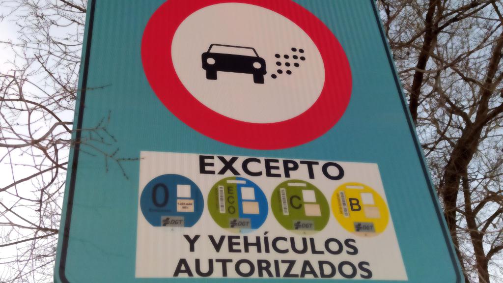 Señal que anuncia la entrada en una Zona de Bajas Emisiones (ZBE) de Madrid.