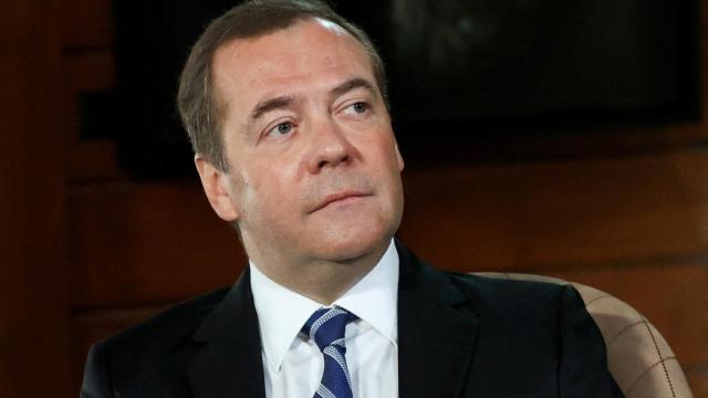 El vicepresidente del Consejo de Seguridad de Rusia, Medvedev, da una entrevista fuera de Moscú.