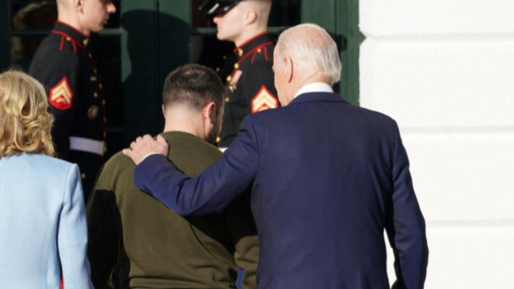 Volodímir Zelenski, entre Joe Biden y la primera dama en su visita a Washington.