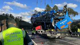 Una gran grúa logra sacar del río el autobús accidentado en Cerdedo-Cotobade.