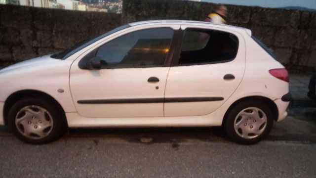 El coche quedó destrozado por dentro a causa del fuego.