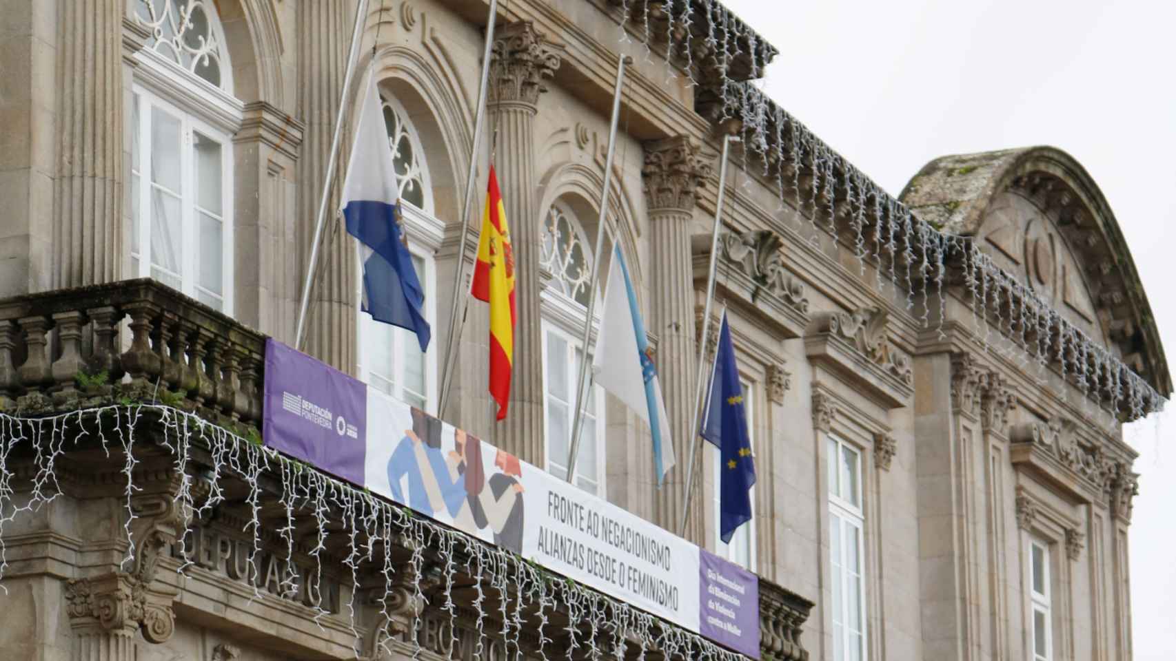 Banderas a media asta en el Pazo Provincial de la Diputación de Pontevedra.