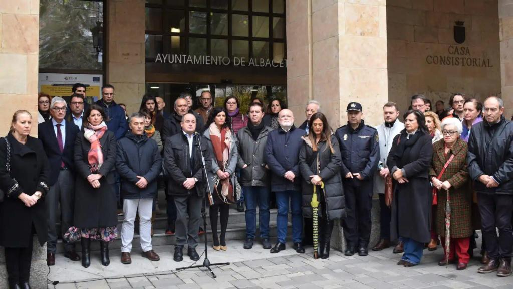 Concentración a las puertas del Ayuntamiento de Albacete por la muerte de Ángela.