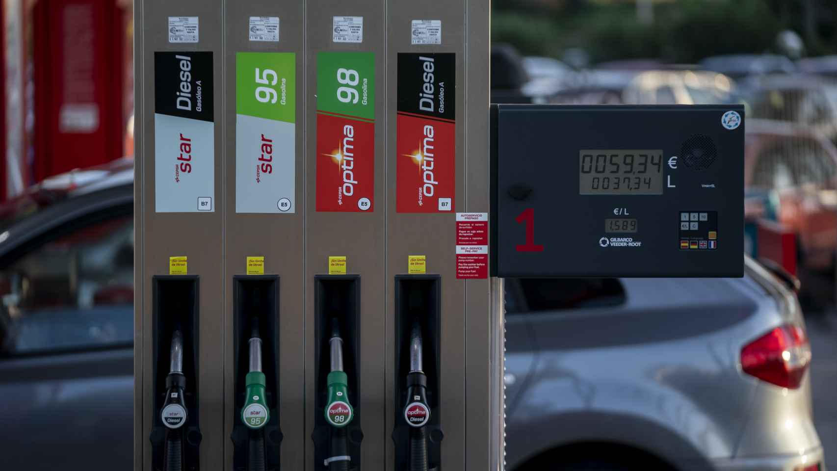 Mangueras de combustible en una gasolinera en Madrid (España).