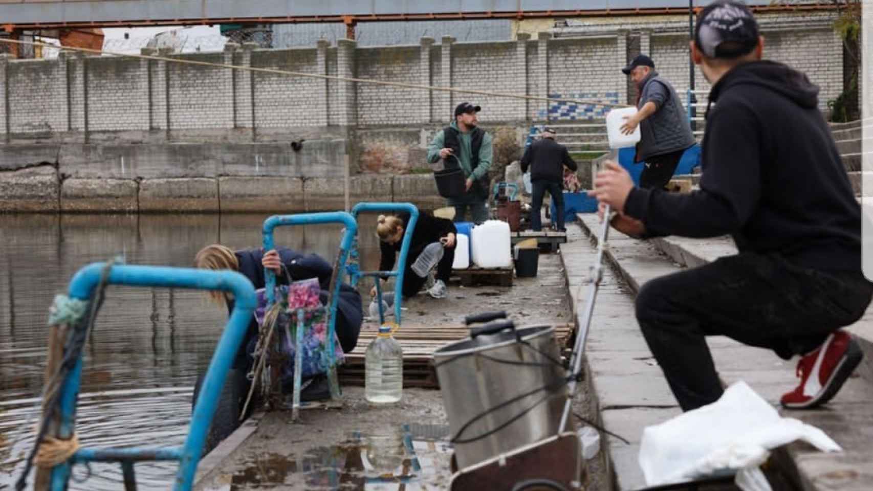 Ucranianos cogiendo agua en Jersón tras su liberación.