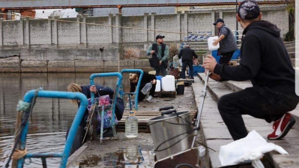 Ucranianos cogiendo agua en Jersón tras su liberación.