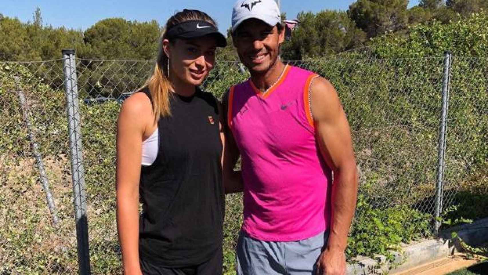 Paula Badosa y Rafa Nadal en una cancha de entrenamiento