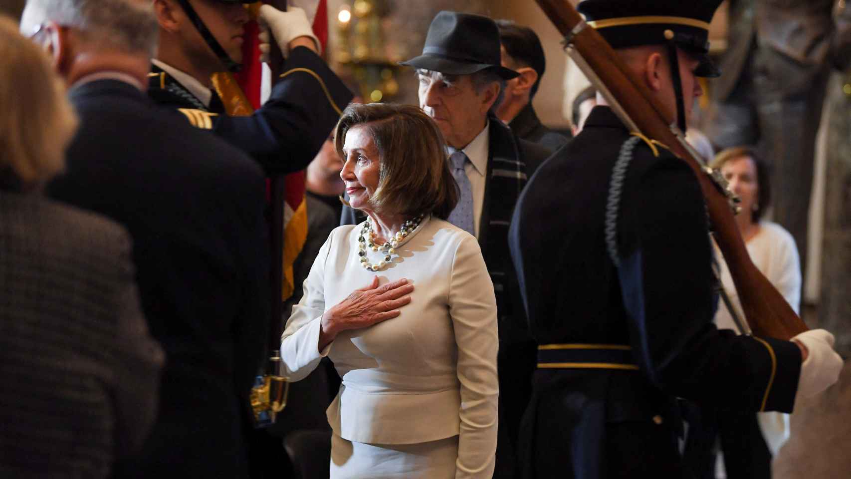 EE.UU. La presidenta de la Cámara de Representantes, Nancy Pelosi (D-CA), observa cómo llega el guardia de color antes de que se desve un retrato de ella en Statuary Hall en los Estados Unidos. Capitolio, EE. UU.,