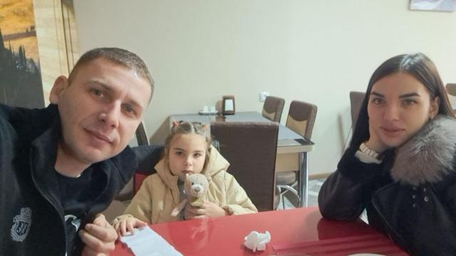 Vitaly Suárez, junto a su mujer y su hija, esperando en el aeropuerto de Georgia.