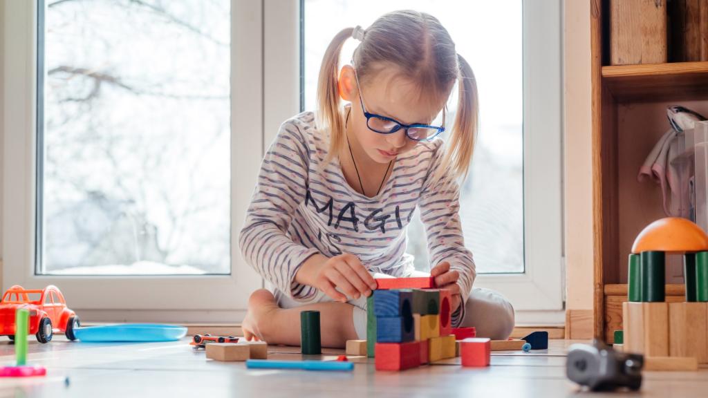 Una niña jugando en una habitación, en una imagen de archivo.