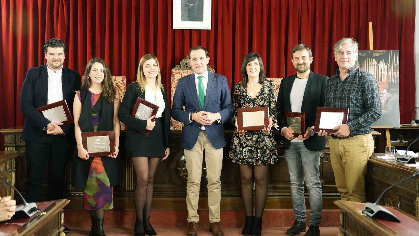 El presidente de la Diputación de Valladolid, Conrado Íscar, posa junto a los galardonados con el Premio Luis Laforga