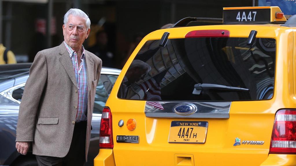 Mario Vargas Llosa, por las calles de Nueva York, en una imagen de archivo.