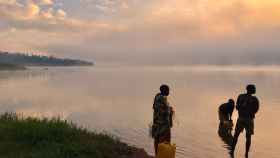 Hombres lavándose en un lago de Burundi
