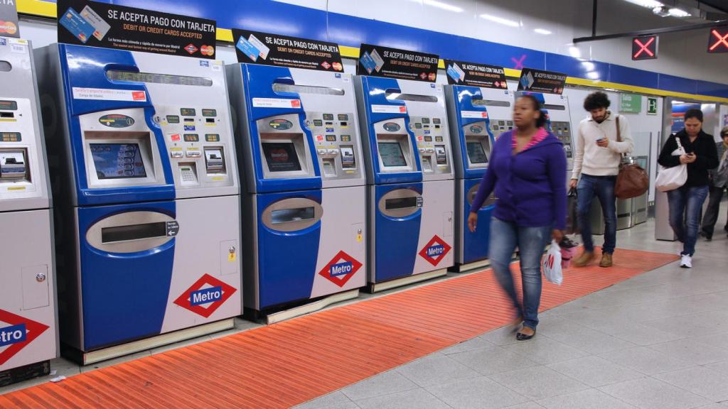 Máquinas expendedores de billetes en el Metro de Madrid.