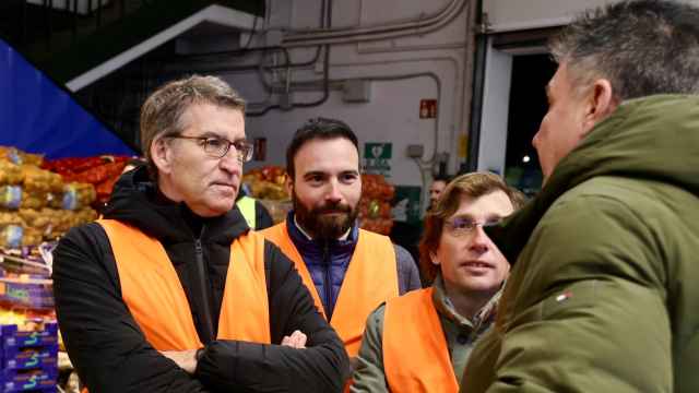 Alberto Núñez-Feijóo, líder del PP, este miércoles en su visita a Mercamadrid, junto al alcalde de Madrid.