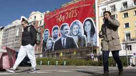 Vista del cartel colocado por el PP en la calle Ferraz, en Madrid,  este miércoles, en el que se ve a Sánchez junto a Otegi, Echenique, Rufián, Yolanda Díaz e Irene Montero.