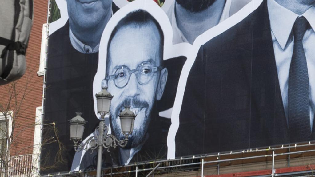 Vista del cartel colocado por el PP en la calle Ferraz, en Madrid,  este miércoles, en el que se ve a Sánchez junto a Otegi, Echenique, Rufián, Yolanda Díaz e Irene Montero.