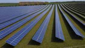 Un campo de paneles solares en Royston, Reino Unido.