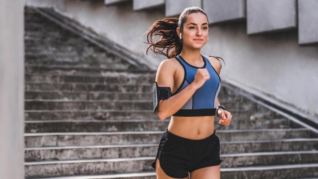 Una mujer, corriendo.