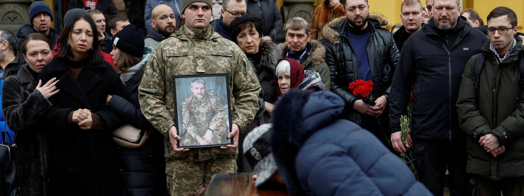 Una madre besa el ataúd con los restos de su hijo, un soldado ucraniano, en Bakhmut.