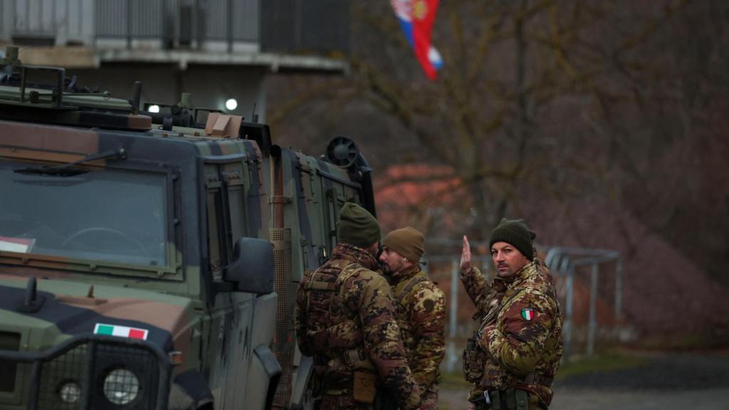 Las tensiones continúan mientras las carreteras del norte de Kosovo siguen bloqueadas