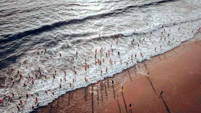 Vista aérea del baño solidario de 2022 en la playa de Silgar.