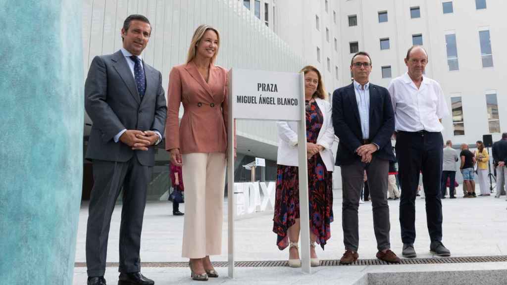 La delegada de la Xunta en Vigo junto al juez decano durante la inauguración de la plaza Miguel Ángel Blanco.