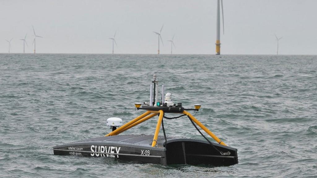 Barco robótico que controla aerogeneradores.