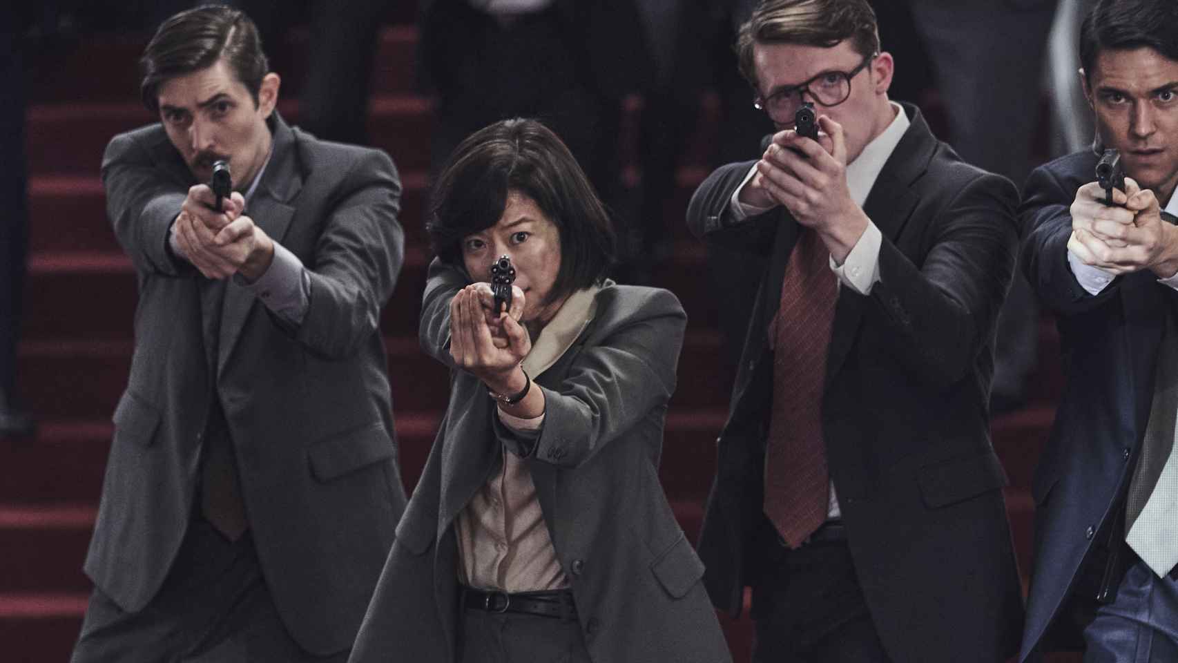 Jeon Hye-jin (en el centro) en 'Hunt. Caza al espía'